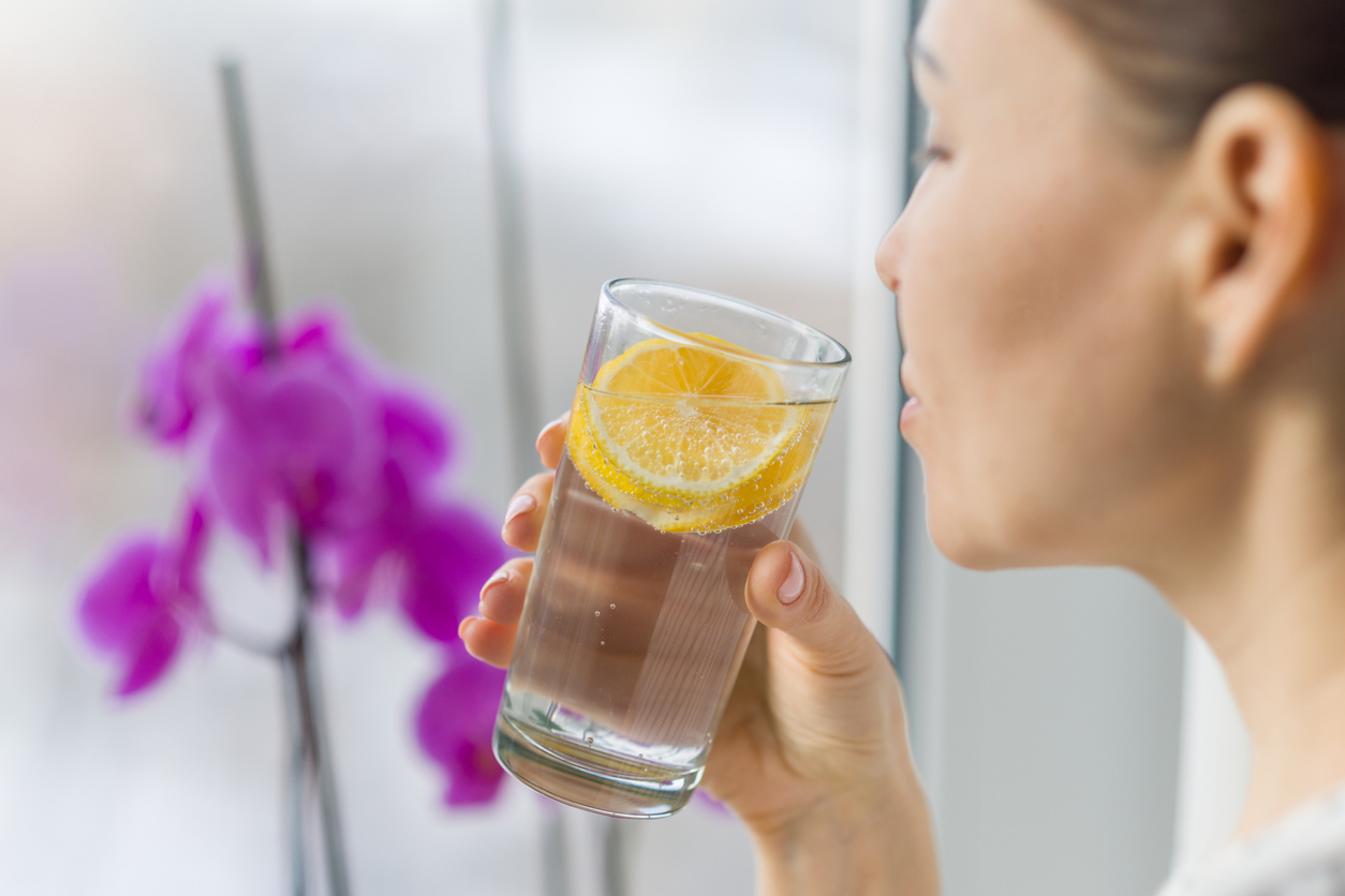 9 manfaat infused water lemon untuk diet dan kesehatan