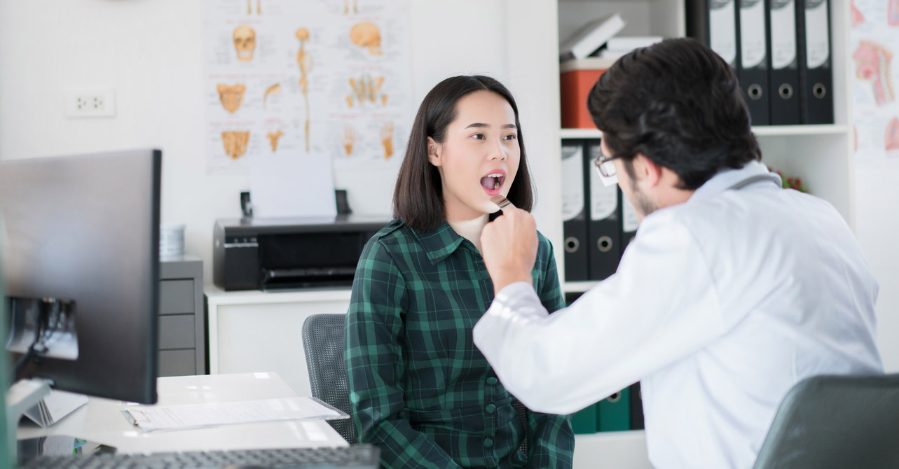 Cara Tuntas Mengatasi Tenggorokan Gatal (Alami dan Medis ...