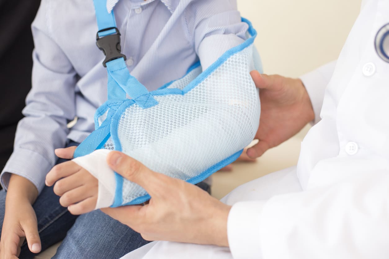 Patah Tangan  Pada Anak Penyebab Gejala dan Obat 
